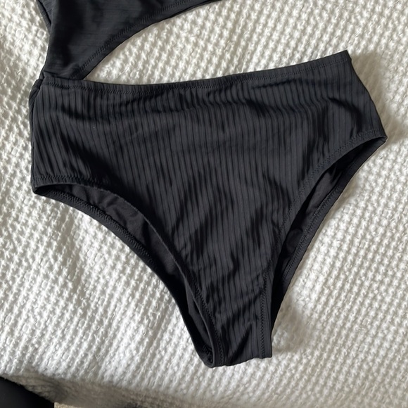 Shade & Shore Women’s Ribbed Cut Out One Piece Swimsuit in Black Size Large - Picture 4 of 8